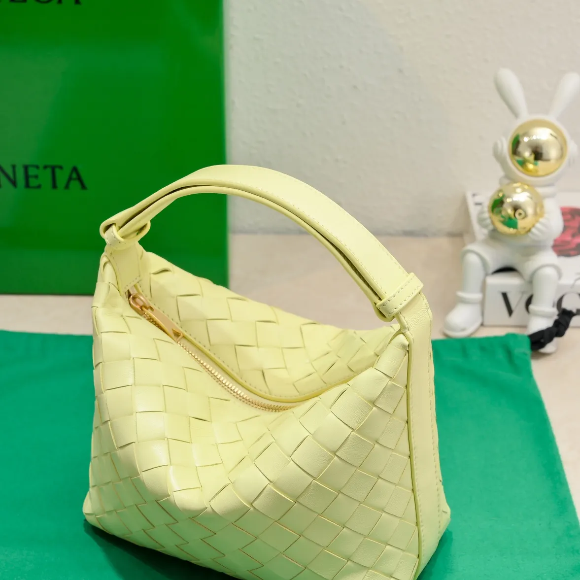 Batch 1360 #BvWallace Shoulder Lunch Bag 🔥 A lunch box bag that you can just grab and go. It is made of classic intrecciato weaving technology and reflects the craftsmanship of Bottega. The entire bag is made of top-grade happa lambskin. It is very soft and lightweight. The small bag shape is cute and exquisite. The interior capacity is also very large and can be carried under the arm. It is quite practical! The bottom of the bag is made of gold metal to prevent wear and tear. The details are really good! Choose this elegant commuting bag for Zaoba people~ Size: 22x13x9.5, model number; 7748#
